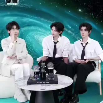 糖大家都发的差不多啦,那我来发一个粤语梗吧,抱紧你(普跟你)~#云旗郝熠然 #卡姿兰