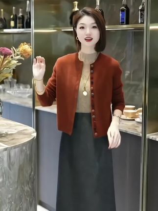 彩扣圆领开衫毛衣女外套针织衫春秋内搭洋气宽松显瘦短款上衣#开衫毛衣 #针织开衫 宽松显瘦#洋气减龄 #谁穿谁好看