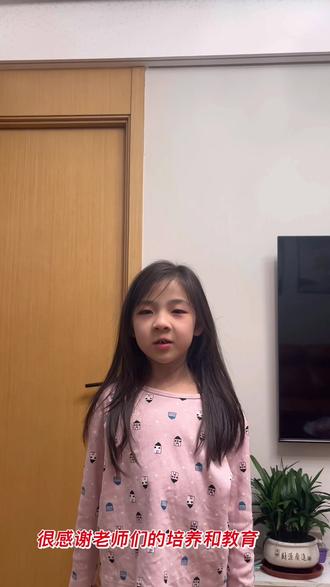 记录下紫嘉同学竞选发言,本打算让她竞选优秀少先队员的,她自己要挑战竞选三好学生,老母亲熬夜写推荐表,她每天也带上手稿去学校偷偷背,因为报名到演讲不到一周的时间,第一次上台脱稿演讲也是种锻炼#三好学生竞选稿一分钟#努力发光的女孩