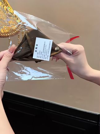 这个缎面赫本风抓夹真的太懂我们女生啦!贝壳三角设计夹的又稳又牢固,真的#爱了爱了 #抓夹 #抓夹用法 #赫本风 #美出高级感.