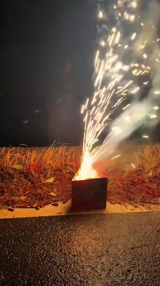 在烟花下 祝我们都如愿以偿 新年快乐~@☄️TT☄️(喜悦) @TT☄️(喜悦) #喜悦TT #喜悦男团