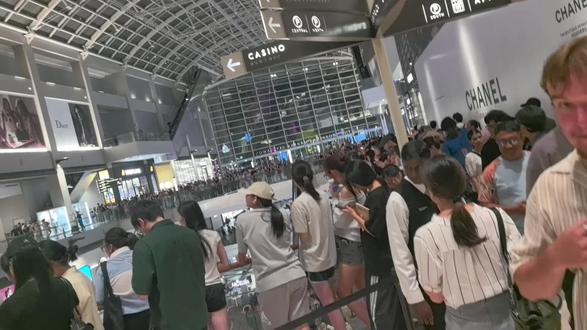 田曦薇来新加坡 田曦薇5.22在新加坡金沙购物中心参加GUCCI活动,现场人山人海,挤都挤不进去#田曦薇