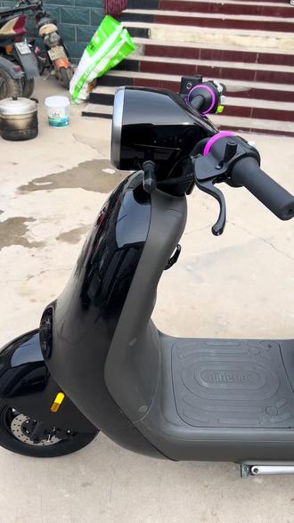 新到九号高端系列Q85C,非常稀有的黑色,车太新了,刚两个多月的新车,仅行驶1000多公里72v23安九号专用石墨烯长续航电池,前后液压减震,自动大灯,定速巡航,停车双闪,萌宠外观女士最爱,电机1200W,有TCS防侧滑,前碟刹后鼓刹,刹车响应灵敏,搭配五档可调減震提升行驶稳定性,app可过户,有合格证,两张原装NFC卡片两把坐桶钥匙,网红神车,主做高端精品二手电摩,95新有喜欢的欢迎骚扰!!