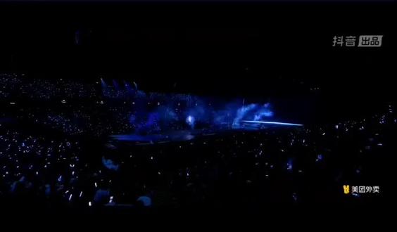 围巾到娜姐手里的那一刻,那种惊喜,真的只有尖叫可以表达了。后面娜姐看镜头被杰哥拉回去对视的时候,谁懂那种感觉啊啊啊啊啊。感谢姐妹录的视频@念慈 #张杰谢娜双人舞