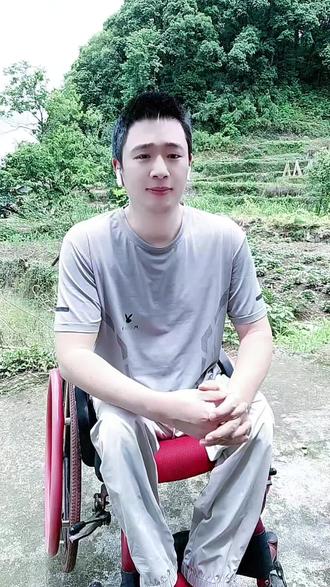 "也许你第一次刷到残疾人。 看到坐轮椅的我拍视频特别别扭。 但是我想偷偷告诉你。 十多年前的我可是生活不能自理,吃喝拉撒都在床上的。 现在是不是觉得我很棒呀?"#励志正能量人生语录 #残疾人正能量 #轮椅人生 #上热门