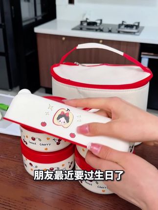 自从有了这个饭盒,我再也不用担心孩子在学校吃的饭不香了,它可以长效保温,这样就能让饭菜一直保持温热的状态,而且它是密封防漏的设计,不用担心会撒出来。它的内胆是316不锈钢的材质,可以放心使用,还可以把饭菜分开装,不用担心会串味。#保温饭盒 #保温饭盒便携 #强烈推荐 #密封防漏 #隔热防烫