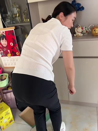 真无语😓这下都知道俺有个大腚了……啄木鸟厂家清仓处理的小白鞋 超级轻快舒适 纯皮子鞋#推荐