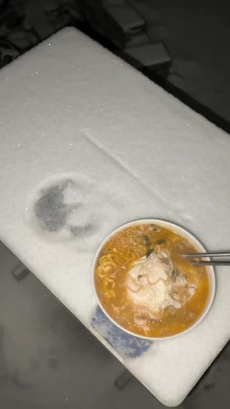 下雪天,吃这个凉的就是快啊。
#北京初雪#深夜泡面