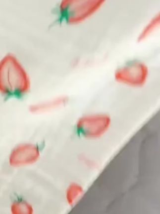 给宝宝选浴巾一定要选这种纯棉材质的纱布浴巾,它特别的柔软亲肤,而且越洗越软,它的表层是这种细腻的绒毛,可以很好的保护宝宝娇嫩的肌肤,同时它的吸水性也非常好,能够瞬间吸收大量的水分,无论是给宝宝擦脸、擦头发还是当小盖毯都很合适,赶紧给家里的宝贝安排起来吧!@DOU+小助手 @DOU+好生意