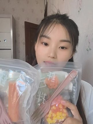 不用开火,不用洗碗,开袋就能及时吃的。这个低脂减脂期的这一个魔芋拌面超级好吃,美味还低热量。减脂期的姐妹们快快安排起来吧。#低卡免煮代餐。