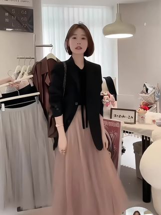#早秋冷冽又随性的气质穿搭 藏肉显瘦百搭款半裙~ 冬天百搭必备~,#入秋穿搭 #百搭 #ootd穿搭 #今日穿搭