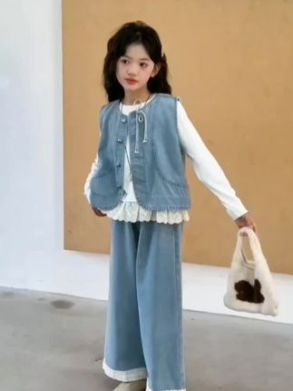 #春秋穿搭 女童春秋牛仔马甲三件套#女童时尚范 #柔软舒适#又美又飒 #女童穿搭 。