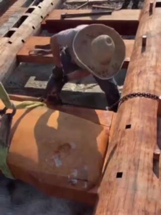 全屋定制文案素材 - 千年斗拱营造,延续木作匠心
施工现场搭建传统古建木构架,手工雕琢的斗拱错落排布,大梁雕花纹饰精致、整木立柱承载重量,构件全程依靠榫卯咬合传力,无需螺丝紧固。
从业三十年深耕全屋实木高定,闲暇探访古建工地研习营造技艺,将古建历经岁月验证的榫卯结构、木材处理、手工雕花经验,运用在家居柜体、中式格栅、实木门定制中,把传统工艺的稳固与雅致搬进日常家装。
喜爱传统木艺欢迎持续关注;合肥计划做全屋定制的业主,想了解选材、签约避坑要点,私信发送「避坑」即可领取免费参考资料。
#古建斗拱 #榫卯工艺 #手工 #建筑工程 合肥全屋高定 #中式家装 - 孔哥|合肥30年木作匠人作品