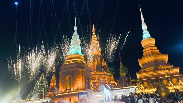 在西双版纳的跨年夜#新年烟花秀
在澜沧江边~在告庄夜市~
看大金塔的烟花秀🎆
2026新年快乐#跨年 #对着烟花许愿