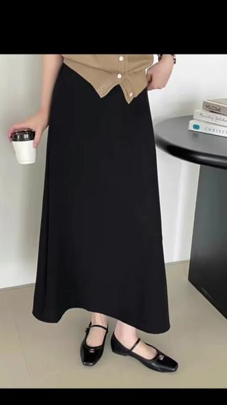 姐妹们快来看看这条宝藏裙子吧!它是那种很简约的版型,没有多余的装饰,非常适合我们这种懒人。而且它的垂感特别好,上身后显得腿又细又长,无论从哪个角度看都超级好看!我最近真的爱惨了这条裙子,恨不得每天都穿它出门。喜欢的朋友们赶紧点击下方链接购买吧!#面料柔软舒适 #穿搭 #小个子穿搭 #显瘦穿搭 #半身裙