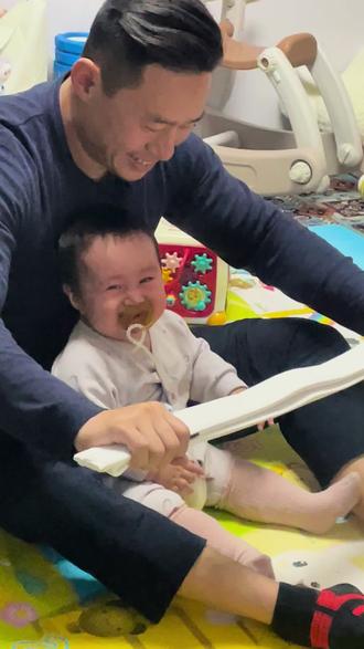 爸爸这真的很好笑🤭#亲子互动 #爸爸带娃