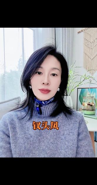 世人皆知《钗头凤》却很少有人提及千古痴情的赵士程,陆游的一首词害唐婉命丧黄泉。当年他没能抵住母亲的压力,然而赵士程却顶住了所有世俗的嘲讽和宗族的压力,陆游的一首词最终摧毁了赵士程十年努力和幸福。陆游虽然活了85岁,唐婉离世后他时常梦到唐婉,后来他多次到沈园追忆过往,还给唐婉写了很多哀悼诗,然而他余生却是在思念、痛苦、煎熬和遗憾中度过。这场悲剧的始作俑者是陆母,从古至今数不胜数的儿女都被破旧的封建礼教毁掉了终身。