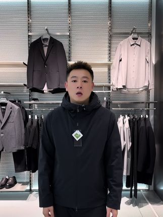 温度与风度,从来都不是选择题。利郎轻薄款冲锋衣羽绒服,采用高品质白鸭绒,锁住温度,拒绝厚重。立体剪裁,告别臃肿,商务休闲皆宜!把专业和品位穿在身上!#新款上新 #男士穿搭  #ootd穿搭 #羽绒服 #利郎拒水羽绒