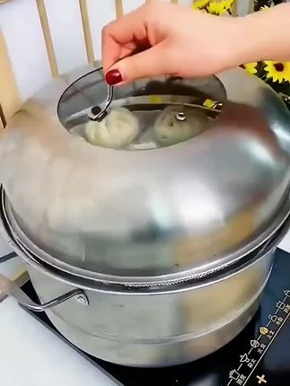 喜欢吃包子的家人们一定要备上这个蒸笼,垫,上锅之前把它铺上。蒸馒头包子就不会粘皮了,硅胶材质的很柔软细腻,网眼透气性强,蒸饺子、玉米都不在话下,而且质量特别好,拉扯不易坏。蒸出来的馒头包子好看又好吃,洗洗还能重复使用。#厨房好物 #生活好帮手
