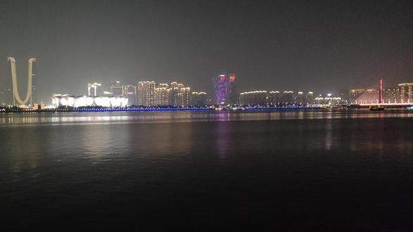 2025.11.16 穆祉丞18岁生日 橹穆杭州无人机应援存档
爱本质无异,平等的尊重每一份对你的爱,穆祉丞你一直是做的最好的。
我通过一个人的视角喜欢你了解你,我庆幸我所通过的那个人他对你的爱是不自私的,不狭隘的,不拘泥个人。
所以对于很多枳妹来说,你对这份爱最好的反馈是自律自己,站上并对得起粉丝更高更远更大的舞台,是一部部正剧和逐渐成熟的演技,是我们手中你可能再也无法看清的饭撒牌。我们唯一单独的期待可能就是在未来你们的世界里还有彼此的身影。
我的手机像素很差还是坚持把大莲花一起录了进去,你说的万人专场我们一直都记得,会不会在未来的某一天你将万人巡演开到了这里。不知道多久但是不管多久是不是在这,穆祉丞你所在的地方在被允许的情况下会一直有一片蓝粉色为你应援。
真心的爱,不会被忽视。穆祉丞你会越来越好,一份希望你高悬的爱会化作更大的力量,这份力量会与日俱增,支撑你们两个人到达更大的舞台。
我们一直都会只为你,为你们。请不要怀疑,可以反复确认。#橹穆 #穆祉丞
(lulu生日我也会写的,本质只是剪视频到一半突发的碎碎念,自言自语来的,不wpg૮ o̴̶̷᷄ ·̫ o̴̶̷̥᷅ ა)