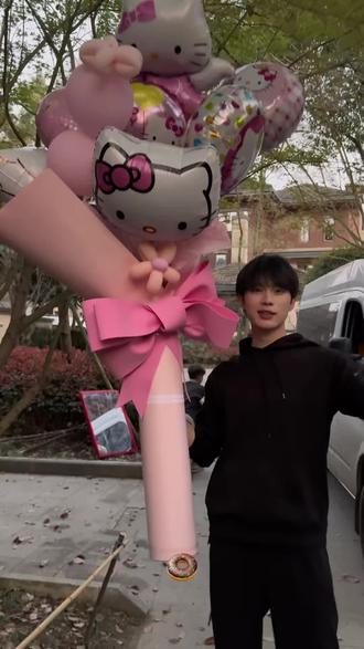 捂着眼睛往前走呀
繁花都开在你前方@吴添豪_
#吴添豪 #线下 #短剧 #顺毛 #萌