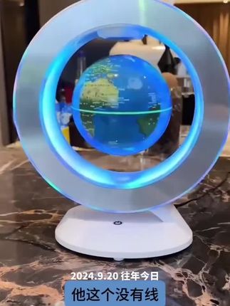 让孩子目瞪口呆的礼物来了!这个地球仪居然可以悬浮起来,而且轻轻一碰就能转动!更厉害的是,只要对着它说出指令,就能控制它的动作。