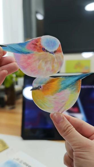 胖啾啾的油画棒小鸟来啦!
梦幻色系拉满,圆滚滚的才是灵魂~
油画棒的温柔,果然藏在这些小美好里💫
#油画棒绘画
#治愈系手绘
#手绘日常
#胖嘟嘟的小可爱 #画画的日常