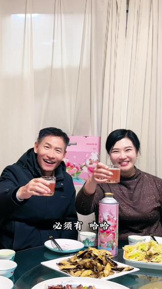 请关注一下啤酒专属账号@蒙阴蜜桃精酿啤酒 后期会在那个号直播,可以店铺下单。这几天断货的一个状态,就没发视频。大家请耐心等几天,八号就来货了,不会耽误大家年前走访,敬请理解。#蒙阴蜜桃精酿啤酒 #敏君带你看崮乡@李县说蒙阴