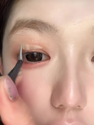 水滴形双眼皮贴你是我的神!再也不怕贴出来双眼皮会被眼尾吃掉了!直接扩宽眼尾放大双眼效果绝了#今日妆容 #平价彩妆 #女大学生 #日常唠嗑
