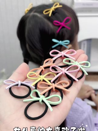 女儿扎甜美发型怎么能少得了这么好看的蝴蝶结做搭配呢 #蝴蝶结发圈 #不伤发皮筋 #发型教程 #麻花辫 #上学发型
