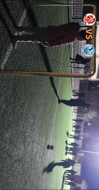 教学比赛:平局,第一次迎来了点球大战! #足球#因为热爱所以坚持 #失败是成功之母 #记录真实生活 #点球大战 两位教练都在耐心的教小朋友们如何罚点球,如上场罚点球前慢慢走过去、不要跑、自己摆好球、拿脚步量位置等等,愿小朋友们都能听懂教练的话,不要在若干年后因为点球意难平!!!