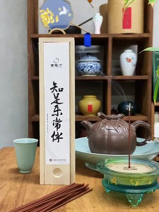 「海南降真香」香味丰富独特,清甜蜜韵,混着木质的温润,清幽凉意,闻之清雅舒缓,尽显自然纯粹,舒缓情绪。详见链接。#香文化 #香薰 #传统文化 #生活美学治愈 #宋式美学