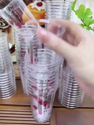 以后招待客人就用这种航空杯喝热水、喝饮料,再也不会软趴趴的了!加厚加硬的材质像玻璃一样通透,比纸杯高级多了,而且每个人都有专属杯子,再也不怕拿错杯子的尴尬了。