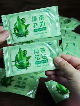 夏天出汗多,用绿茶湿巾擦脸擦手都可以,出门放包包里很方便#湿巾