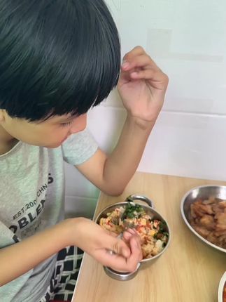 11岁重度自闭症女孩,会吃饭,其他穿衣上厕所都不会,带着她拍视频两年多了,一路感谢阿姨们对我们的支持和安慰,谢谢屏幕前陌生的你们,你们的一句话真的很暖我的心,我会加油坚持走自己的路,努力过好当前生活,照顾好孩子,照顾好自己情绪,这款我们家孩子一直都在吃的钙铁锌,推荐给你大家,好多妈妈都在给孩子吃,营养丰富,一条补足孩子所有,不爱吃饭挑食的孩子都可以补上……暑假妈妈安排起来!#钙铁锌营养包#宝妈分享 #记录孩子成长