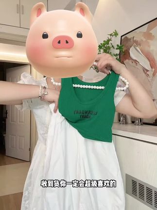 这个女宝的夏日两件套简直太可爱了!采用了棉质精梳棉,摸起来软绵绵的,超级亲肤。背心的设计也很特色,上面还有字母印花,让整套衣服超洋气。裤子是灯笼裤样式,既宽松又舒适,#夏季穿搭 #高品质童装 #甜美穿搭 #套装 #生女儿就是要打扮的