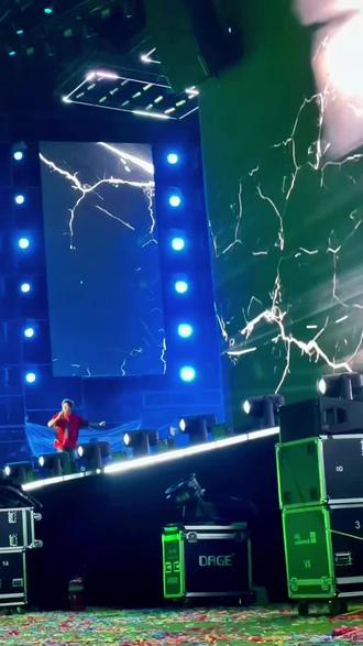 青天大老爷!青天大老爷!源哥:不白来 都不白来嗷!#南宁音乐节王源 #王源 #太空奇缘音乐节 @太空奇缘