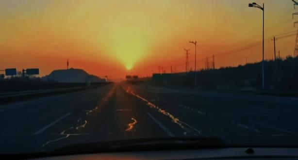 明知夕阳留不住,却将心事赋黄昏。如若再回初见时,只看黄昏不看人。#来自古诗词的魅力