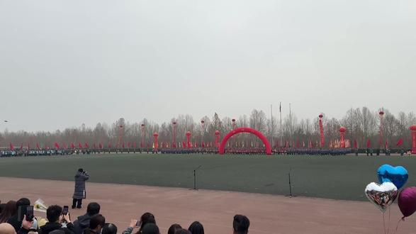 山西临汾一中高三百日誓师大会!高二的“985锣鼓队”为高三的学长们助威,该锣鼓队由高二前一百名学生组成,是藏龙卧虎的一个锣鼓队👍!明年暑假揭晓藏着多少个清北学子,拭目以待!