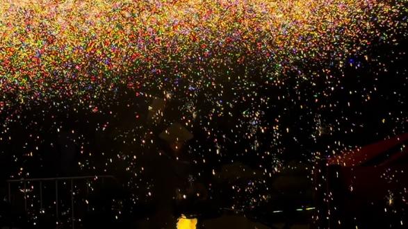 铁树银花落,万点星辰开。#卫食园 #打铁花