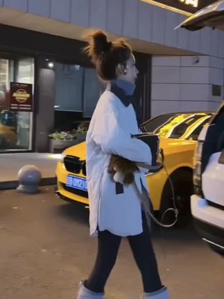 姐妹们,我终于找到了一款适合我们微胖女生的棉服了!就是这件2025秋季新款棉服,它穿上特别显瘦,而且很洋气。如果你是梨形身材或者肚子上有肉肉的姐妹,一定要试试这一件,真的超级好看!现在还是新品上市,价格也很实惠,喜欢的朋友们赶紧点击下方链接购买吧!