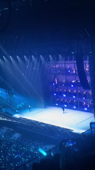 他是人真的懂的尊重人 最后演出落幕 他在还对着工作人员的背影鞠躬💯