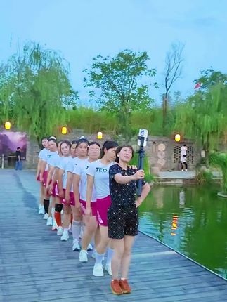 #青春活力 #活力四射 每次拍段子时就是我们的小快乐,看似简单并非简单,想要变瘦变美变好看下方小黄车购起来👊
