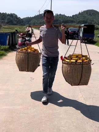 赶紧卖豆腐的一天,爸妈手工做的,酸汤点浆成型,没有石膏,没有添加剂防腐剂,主打的是新鲜#我的乡村生活 #赶集#豆腐干#香干#家常菜