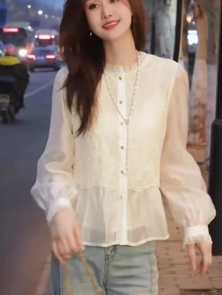 新款圆领温柔法式蕾丝衬衫#最新穿搭#谁穿都好看 #秋季新款散口直筒牛仔裤