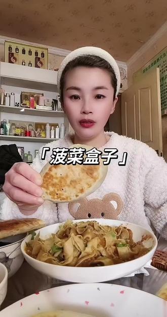 ✨这个菠菜盒子也太香了吧!😋金黄酥脆的外皮,一口下去满嘴鲜!👇配上凉拌菜,早餐吃它超满足!#美食 #家常饭菜