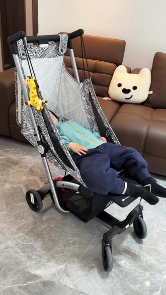 终于等到躺睡版的#KK口袋车 上市了,以后带娃真的太省妈了!迫不及待给你们分享一下。别再花大价钱选遛娃神器了,我儿子现在两岁多,出门带着睡着了,放在车车上,不仅宝宝睡的好,妈妈也轻松,收车展车比我之前买的几个车车丝滑好几倍,真的太赞了,孩子纠给娃选推车的妈妈,这个你真的值得一试#口袋车#遛娃神器#轻便婴儿车 #婴儿车