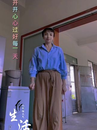 这首歌叫《那么爱你也没用》#简单易学 #广场舞蹈#我老太婆 乜来跟着嗨一个#哈哈娱乐一下
