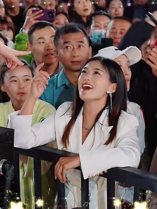 #唐艺大舞台 #🌈唐艺 #户外直播现场 #音乐现场