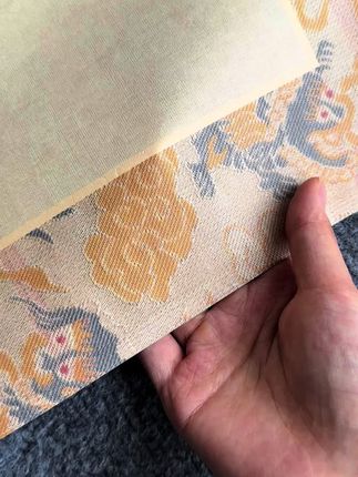 刺绣质感的宣纸,华美不俗气~ 半生半熟的纸性,好写不洇墨~#传统文化 #书法 #宣纸 #文房四宝 #毛笔字